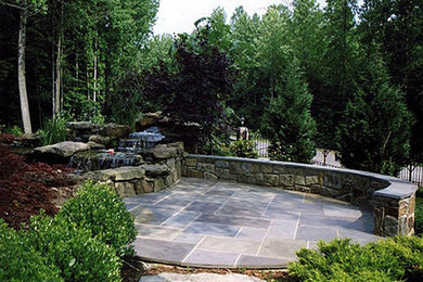 Diseño de jardín clásico de tamaño medio en patio con jardín francés, estanque, exposición reducida al sol y adoquines de piedra natural