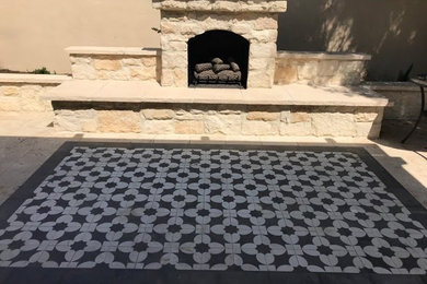 Esempio di un grande giardino formale mediterraneo esposto a mezz'ombra dietro casa in estate con un caminetto e pavimentazioni in pietra naturale