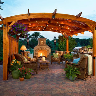 Großer, Halbschattiger Klassischer Garten hinter dem Haus mit Kamin und Pflasterklinker in Minneapolis