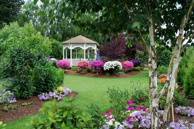 Modelo de jardín contemporáneo grande en patio trasero con jardín francés, exposición total al sol y mantillo