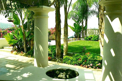 サンディエゴにあるお手頃価格の中くらいな地中海スタイルのおしゃれな裏庭 (ファイヤーピット) の写真