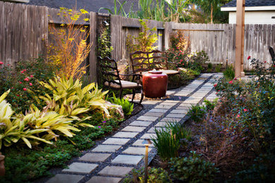 Diseño de jardín clásico en patio trasero con fuente