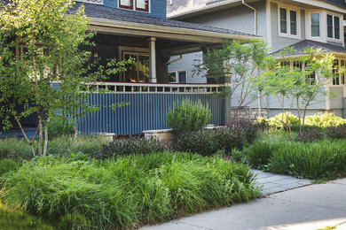 Источник вдохновения для домашнего уюта: весенний регулярный сад среднего размера на переднем дворе в современном стиле с подпорной стенкой, полуденной тенью и мощением клинкерной брусчаткой