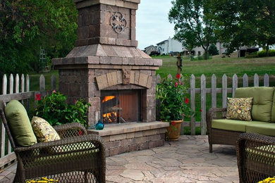 Diseño de patio clásico renovado de tamaño medio en patio trasero con adoquines de piedra natural