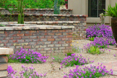 Ejemplo de jardín en patio con muro de contención