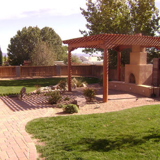 Mittelgroßer Klassischer Garten hinter dem Haus mit Pflasterklinker und Kamin in Albuquerque