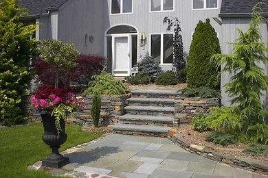 Идея дизайна: солнечный участок и сад на переднем дворе в классическом стиле с садовой дорожкой или калиткой, хорошей освещенностью и мощением тротуарной плиткой