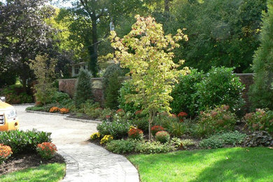 Imagen de jardín grande en patio delantero con gravilla