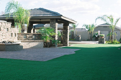 Imagen de jardín de secano de estilo americano grande en patio trasero con exposición total al sol y adoquines de ladrillo