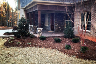 Photo of a farmhouse landscaping in Charlotte.