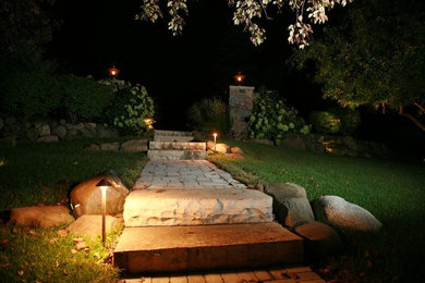 Imagen de camino de jardín tradicional de tamaño medio en patio con adoquines de piedra natural y jardín francés