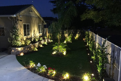 Foto de jardín tradicional renovado de tamaño medio en patio lateral con exposición reducida al sol y adoquines de hormigón