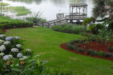Design ideas for a traditional landscaping in Tampa.