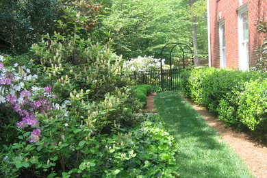 Immagine di un grande giardino formale contemporaneo esposto in pieno sole con un ingresso o sentiero, un pendio, una collina o una riva e pacciame