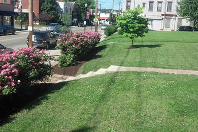 Photo of a large full sun front yard brick garden path in Cincinnati.