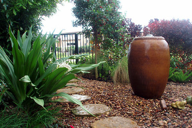 Foto de jardín en patio trasero con adoquines de piedra natural