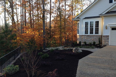 Design ideas for a mid-sized traditional full sun front yard concrete paver landscaping in Cincinnati for winter.