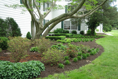 Пример оригинального дизайна: регулярный сад на внутреннем дворе в классическом стиле