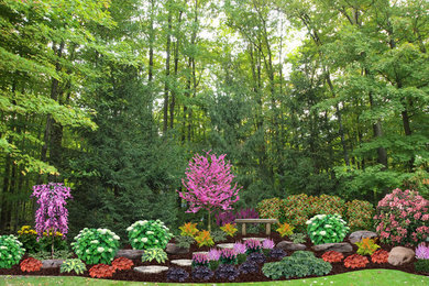 Inspiration for a traditional landscaping in Cleveland.