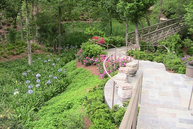 Ejemplo de camino de jardín clásico extra grande en patio trasero con adoquines de piedra natural
