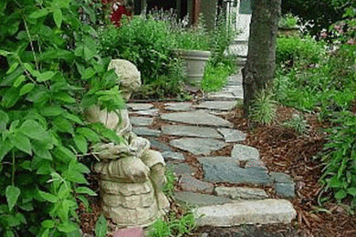 Ejemplo de camino de jardín de tamaño medio con exposición reducida al sol y adoquines de piedra natural