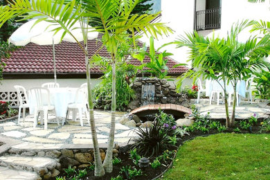 ハワイにあるトロピカルスタイルのおしゃれな庭の写真