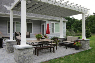 Imagen de patio de tamaño medio en patio delantero con adoquines de piedra natural