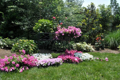 Imagen de jardín clásico grande con exposición total al sol y adoquines de piedra natural