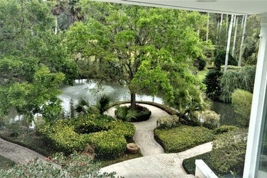 Geometrischer, Mittelgroßer, Halbschattiger Klassischer Garten hinter dem Haus mit Pflastersteinen in Orlando