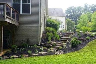 Cette photo montre un jardin latéral de taille moyenne avec une exposition ensoleillée et des pavés en pierre naturelle.