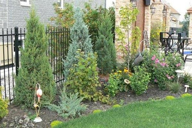 Design ideas for a large partial sun front yard landscaping in Ottawa.