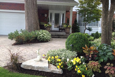 Design ideas for a traditional landscaping in Toronto.