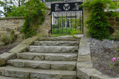 Modelo de jardín grande en patio con adoquines de piedra natural