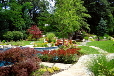 Inspiration för en mellanstor vintage trädgård, med en stödmur och naturstensplattor