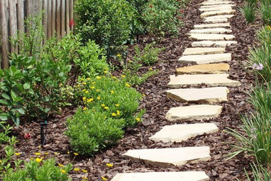 Design ideas for a traditional drought-tolerant stone landscaping in Tampa.