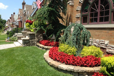 Inspiration for a traditional landscaping in St Louis.