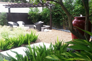 Design ideas for a mid-sized asian drought-tolerant and full sun backyard gravel water fountain landscape in Los Angeles.