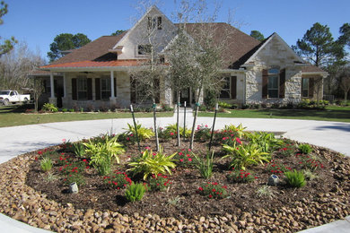 Inspiration for a large traditional full sun front yard landscaping in Houston.