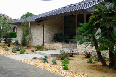 Diseño de camino de jardín tradicional de tamaño medio en patio delantero con exposición reducida al sol y adoquines de hormigón