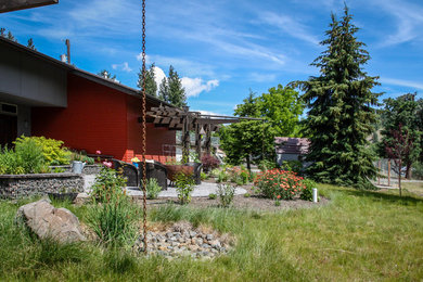 Diseño de jardín de secano contemporáneo grande en patio trasero con huerto