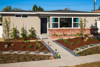 Ejemplo de camino de jardín de secano de estilo americano de tamaño medio en patio delantero con exposición parcial al sol y adoquines de hormigón