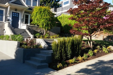Design ideas for a traditional front full sun garden in Seattle with natural stone paving.