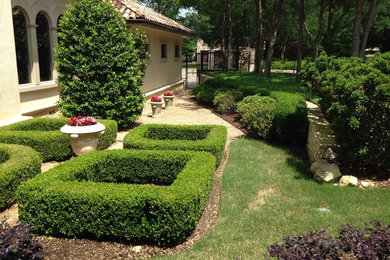 Design ideas for a traditional side yard gravel landscaping in Dallas.
