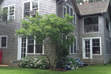 Design ideas for a mid-sized traditional backyard landscaping in New York.