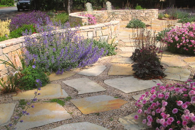 Diseño de camino de jardín mediterráneo de tamaño medio en patio trasero con jardín francés, exposición parcial al sol y adoquines de piedra natural