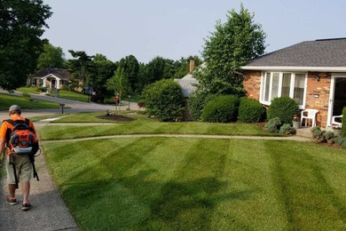 Design ideas for a small traditional landscaping in Cincinnati for summer.