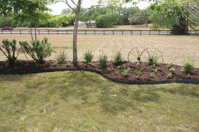 Inspiration for a traditional backyard mulch landscaping in Houston.