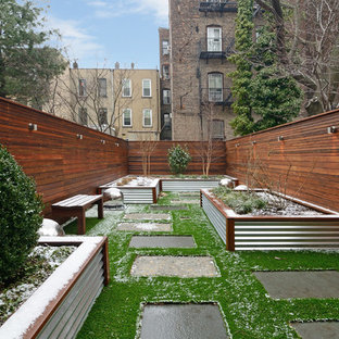 Esempio di un piccolo giardino minimal dietro casa in inverno con un giardino in vaso