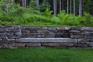 Modelo de jardín rústico con muro de contención