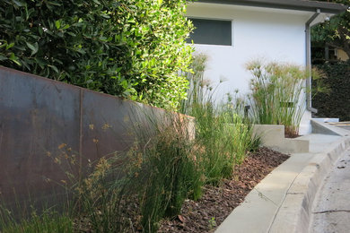 Свежая идея для дизайна: участок и сад на переднем дворе в современном стиле с садовой дорожкой или калиткой и мощением тротуарной плиткой - отличное фото интерьера